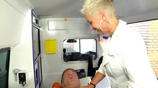 Blond Milf im Krankenwagen