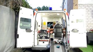Blond Milf im Krankenwagen