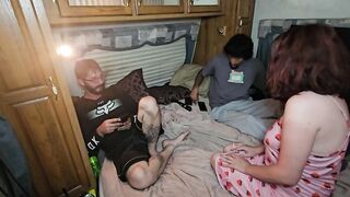 Scharfes Luder vaagelt zu Dritt im Bett