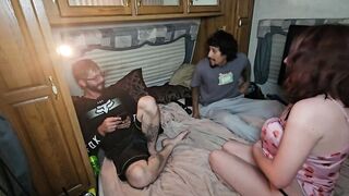Scharfes Luder vaagelt zu Dritt im Bett