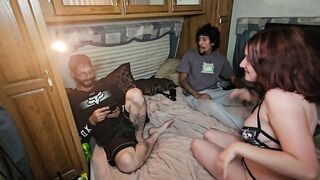 Scharfes Luder vaagelt zu Dritt im Bett