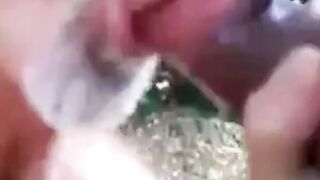 Je suce une grosse bite - partouze gay en plein air avec un ours amateur