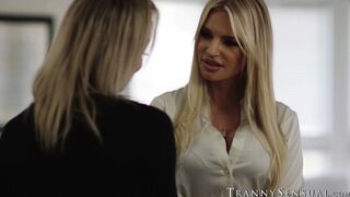 Super hot TS Emma Rose satisfies the tasty cunt of blonde Rachael Cavalli