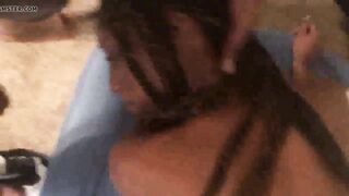 Sa voisine ebony est une bonne suceuse