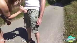 HeiSSe mom auf einer oeffentlichen StraSSe gefickt