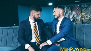 Investor Derek Allan fucks hard hottie Justin Jett on the sofa