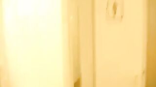 Deutsche Blondine mit großen Titten gibt Blowjob und lässt sich im Doggysty