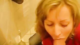 Deutsche Blondine mit großen Titten gibt Blowjob und lässt sich im Doggysty