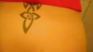 Deutsche Blondine mit großen Titten gibt Blowjob und lässt sich im Doggysty