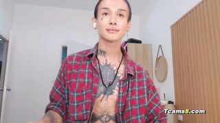 Hot blonde babe gives deepthroat to shemale cock