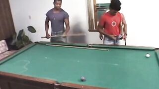 Morena gostosa do rabão fudendo com dois
