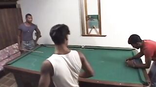 Morena gostosa do rabão fudendo com dois