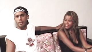 Morena gostosa do rabão fudendo com dois