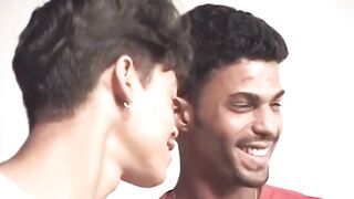 Morena gostosa do rabão fudendo com dois