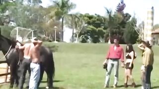 Morena gostosa do rabão fudendo com dois