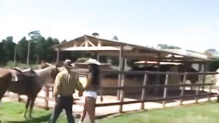 Morena gostosa do rabão fudendo com dois
