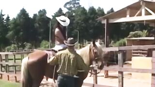 Morena gostosa do rabão fudendo com dois