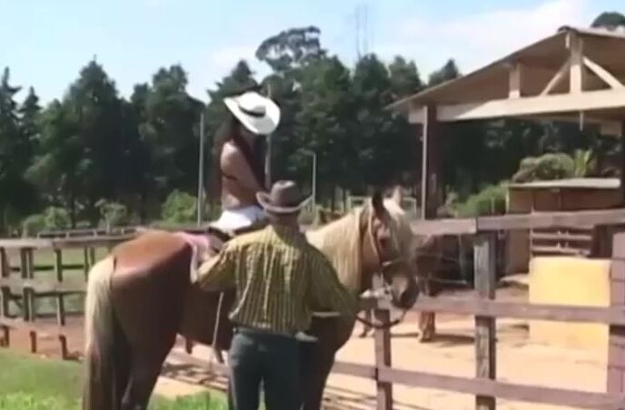 Morena gostosa do rabão fudendo com dois