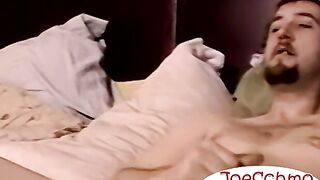 Straight Shaggy beats his cock to porn til he squirts