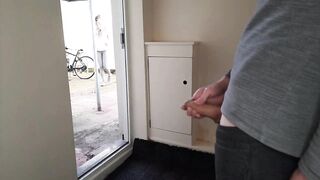 La mia vicina di casa mi becca mentre mi sego