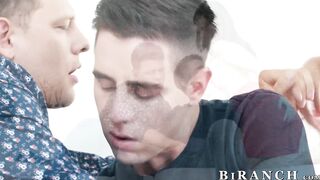 Goddess figure Vicky Love shares her bald pussy to two frisky bi guys