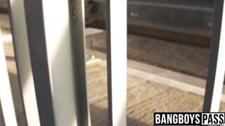 Outdoor blowjob with a dude who really needs some quick cash