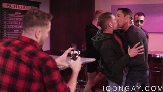 Handsome gays Nick Capra and Hunter Smith rimm and ass fuck