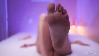 Long Butt milf Finger trocken und neckt ihre FueSSe