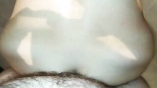Sentitela come orgasma mentre la scopo da dietro into bagno