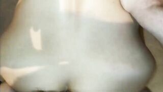 Sentitela come orgasma mentre la scopo da dietro into bagno
