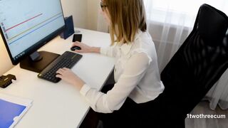 OFFICE ASSISTANT BLOWS BIG DICK