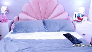 Babe Sucks Her Dildo Before Fucks With Her Pussy