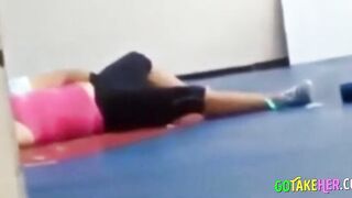 Deux Coquines: Surprise au Gymnase - French Amateur Video