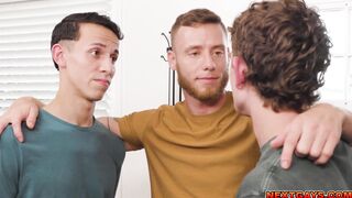 Intense threesome with two thirsty twinks