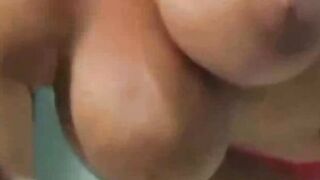 Braenette MILF-Schaanheit mit Locken