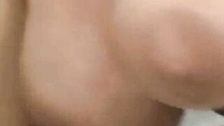 Braenette MILF-Schaanheit mit Locken