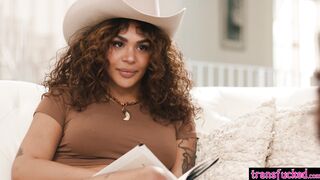 Queenie Sateen seduced big tits tranny