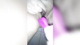 Daniela zeigt sich und alle Loecher into der Dusche.