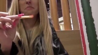 Restaurant Sex porn video – Geile Blondine gibt Oral Sex im offentlichen Restaurant