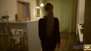 DEBT4k Chica guapa con una gargantilla satisface la erecciï¿½n del cobrador de deudas