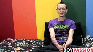 Punk rock twink Chris Jett masturbates and cums