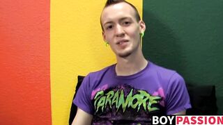Punk rock twink Chris Jett masturbates and cums