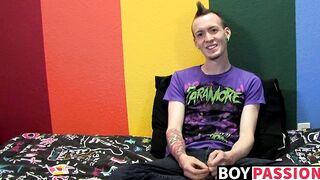 Punk rock twink Chris Jett masturbates and cums