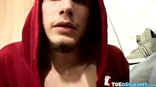 Young inked Bentley shows off sexy feet before stroking his meat