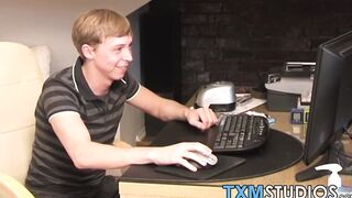 Pretty amateur teenager Timmy Slater masturbates solo