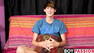 Young man jizzes all over his chest after steamy interview