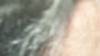 Un mec se fait un travelos