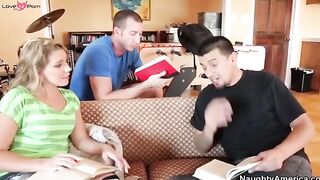 American Eva Cole fucking inside the couch with her average body