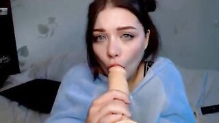 Vollbusiges Camgirl lutscht Fake-Schwanz