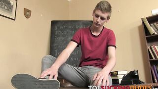 ToeSuckingDudes.com - Slim twink massaging his feet and wanking offï»¿ on the desk